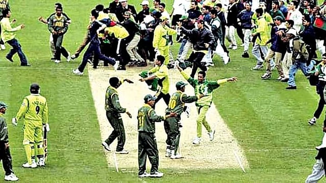 প্রথম বিশ্বকাপ খেলতে গিয়েই পাকিস্তানকে হারানোর পর মাঠে ক্রিকেটার ও সমর্থকেরা। ছবি: সংগৃহীত