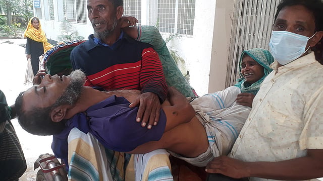আওয়ামী লীগের দুই পক্ষের সংঘর্ষে আহত একজনকে হাসপাতালে নেওয়া হয়। বৃহস্পতিবার সকালে নারায়ণগঞ্জের আড়াইহাজার উপজেলা স্বাস্থ্য কমপ্লেক্সে। ছবি: সংগৃহীত