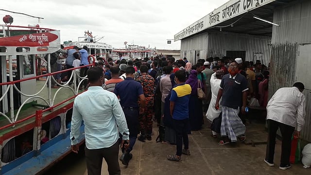 করোনার সংক্রমণের ঝুঁকি নিয়েই দক্ষিণ ও পশ্চিমাঞ্চলের যাত্রীরা কর্মস্থল ঢাকাসহ বিভিন্ন জায়গায় ফিরতে শুরু করেছেন। বৃহস্পতিবার দুপুরে মাদারীপুরের কাঁঠালবাড়ি লঞ্চঘাট এলাকায়। ছবি: প্রথম আলো
