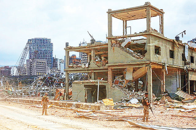 বিস্ফোরণে সৃষ্ট কম্পনে ধ্বংসপ্রাপ্ত ভবনগুলোর একটি। গতকাল বৈরুত শহরে। ছবি: এএফপি