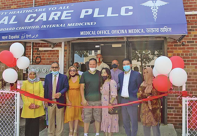 ফিতা কেটে শেখ মেডিকেল কেয়ারের উদ্বোধন করেন অতিথিরা