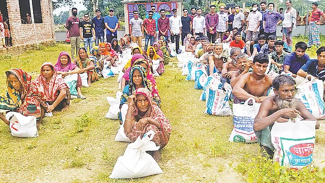 শেরপুরে বন্যার্ত মানুষের মধ্যে প্রথম আলো ট্রাস্টের পক্ষ থেকে ত্রাণসামগ্রী তুলে দেওয়া হয়। গতকাল সদর উপজেলার জঙ্গলদী বড় বাজার এলাকার দি মডার্ন পাবলিক স্কুল মাঠে। ছবি: প্রথম আলো