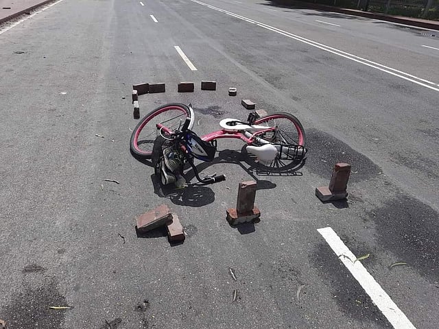 চন্দ্রিমা উদ্যানের সামনের রাস্তায় এভাবেই পড়ে ছিল রেশমার সাইকেল