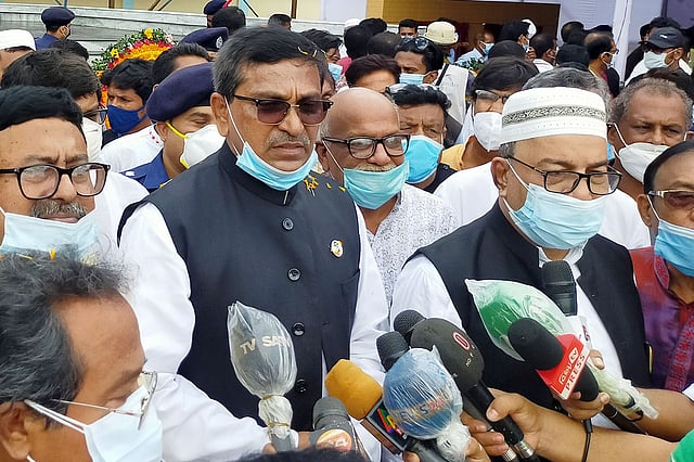 কুষ্টিয়ায় সাংবাদিকদের সঙ্গে কথা বলেন আওয়ামী লীগ নেতা মাহবুব উল আলম হানিফ। ছবিটি কুষ্টিয়া সরকারি কলেজের সামনে থেকে আজ রোববার সকালে তোলা। ছবি: প্রথম আলো