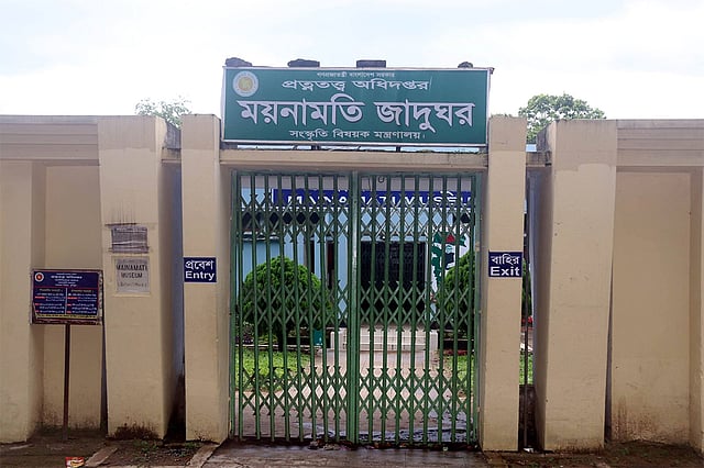 পাঁচ বন্ধ ধরে বন্ধ কুমিল্লা ময়নামতি জাদুঘর। জনশূন্য বিহারের প্রধান ফটক। ছবিটি গত ৩০ জুলাই তোলা। ছবি: এম সাদেক, কুমিল্লা