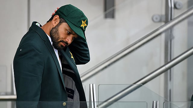 অধিনায়ক আজহারের ভুল দেখছেন ওয়াসিম আকরাম। ছবি: এএফপি