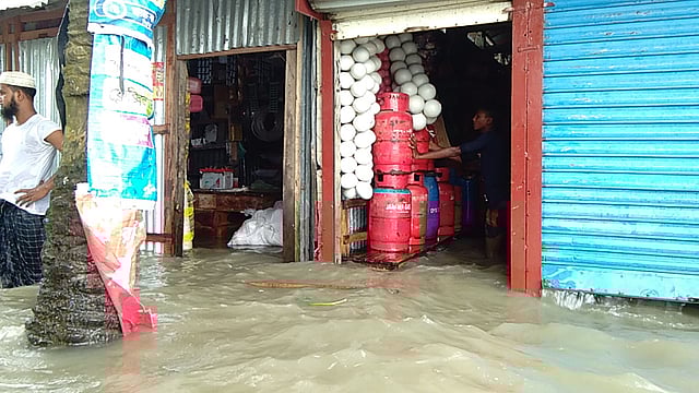 দোকানঘরেও ঢুকেছে পানি। ছবি: লেখক