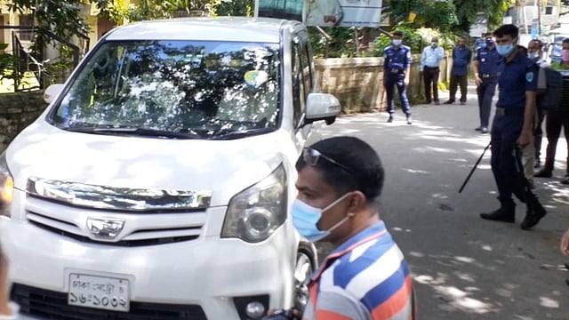 সাংসদ মোকাব্বির খান এই গাড়িতে করে উপজেলা পরিষদে যান। আশপাশে পুলিশ থাকা সত্ত্বেও গাড়িতে ঢিল ছোড়া হয়। সোমবার দুপুরে ঘটনার ঠিক আগমুহূর্তে। ছবি: সংগৃহীত