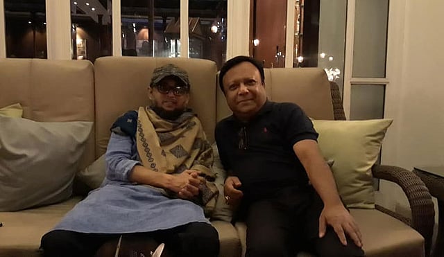 মোস্তফা সরয়ার ফারুকীর সঙ্গে মুকিত জাকারিয়া। ছবি: সংগৃহীত
