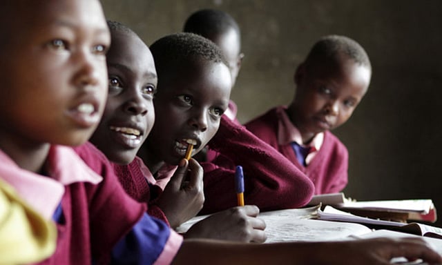 কেনিয়ায় কিছু শিক্ষার্থী অনলাইনে ক্লাস করতে পারলেও অধিকাংশই ক্লাসের বাইরে থেকে যাচ্ছে। ছবি: রয়টার্স