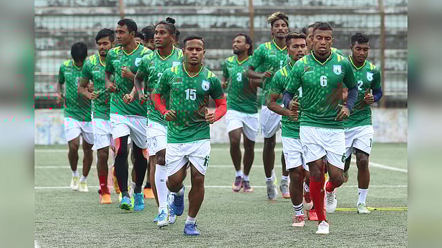 জাতীয় দলের ফুটবল ক্যাম্প বাতিল। অনুশীলন শুরুর আগেই বাড়ি ফিরতে হচ্ছে ফুটবলারদের। ফাইল ছবি