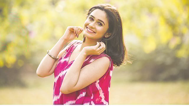 নিয়মিত দাঁতের যত্ন নিলে হাসিও হবে সুন্দর। মডেল: ঐশী, ছবি: অধুনা