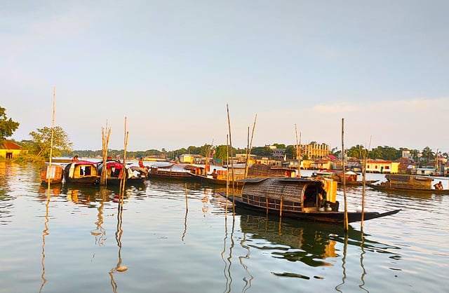 সারা বছর নৌকায় থাকেন বেদেরা। ছবি: লেখক