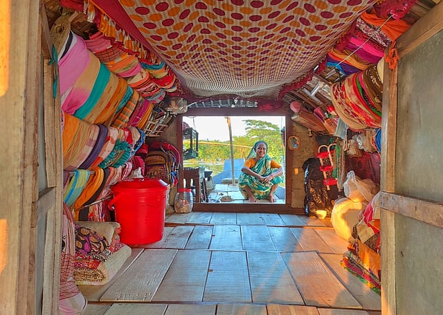 বেদেরা এখন নিজেদের পেশা বদল করছেন হরহামেশাই। ছবি: লেখক