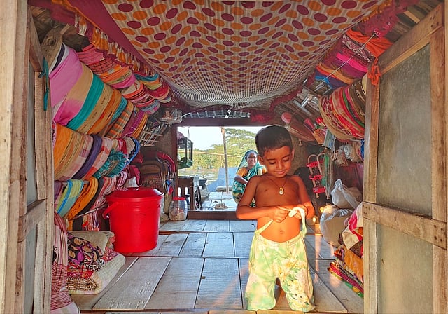 শিশু সাকিবা সারা দিন কাটে নৌকায়। ছবি: লেখক