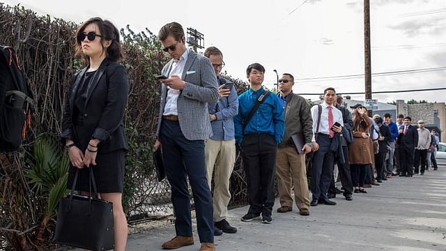 গত সপ্তাহে যুক্তরাষ্ট্রে ৯ লাখ ৬৩ হাজার মানুষ বেকার ভাতার আবেদন জানায়। ছবি: রয়টার্স