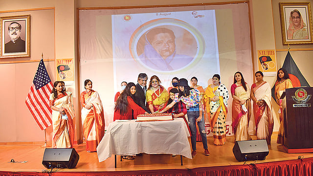অনুষ্ঠানে বঙ্গমাতা শেখ ফজিলাতুন্নেছা মুজিবের ৯০তম জন্মবার্ষিকীর কেক কাটছেন আমেরিকায় নিযুক্ত বাংলাদেশের রাষ্ট্রদূত মোহাম্মদ জিয়াউদ্দিন ও অতিথিরা