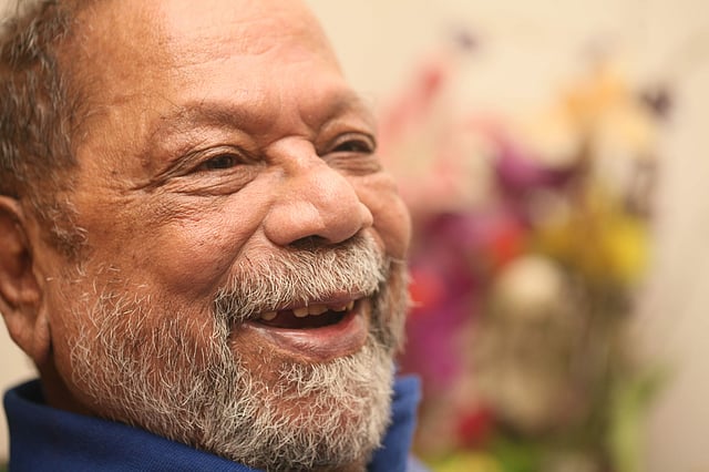 বাসায় হাসিমুখে মুর্তজা বশীর। ২০১৭ সালের আগস্টে তোলা ছবি।