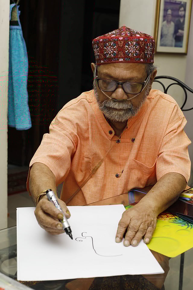 স্টুডিওতে ছবি আঁকায় মগ্ন। ছবিটি ২০১৯ সালের আগস্টে তোলা।