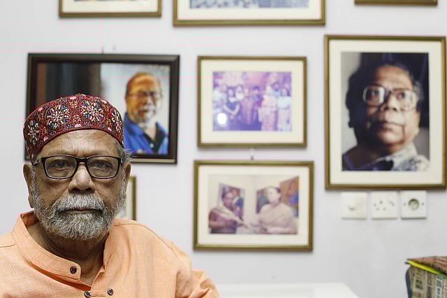 নিজ বাসায় বসার ঘরে। ২০১৯ সালের আগস্টে তোলা।