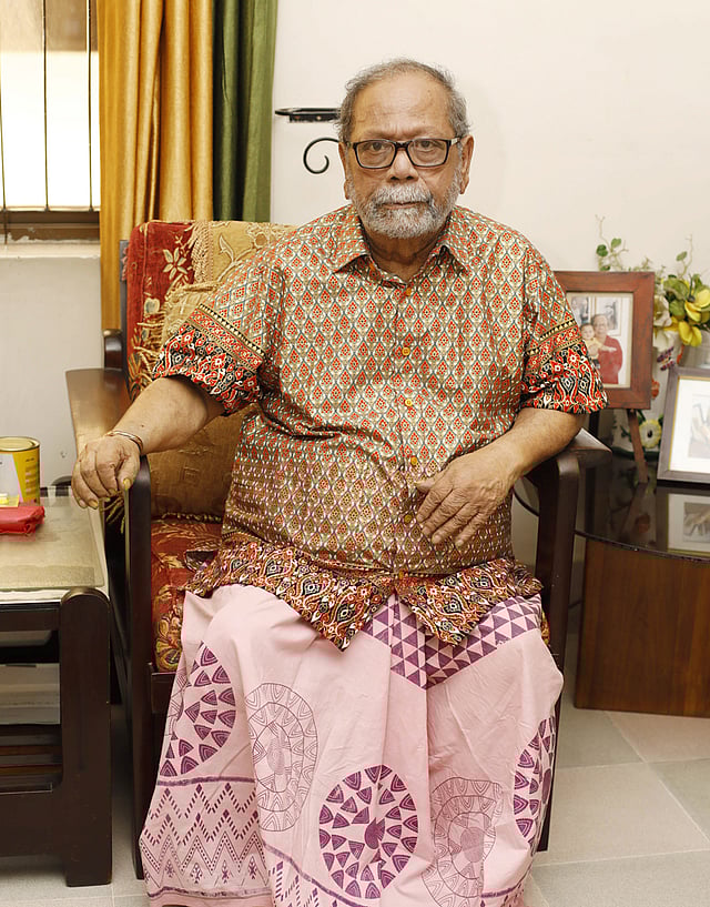 বসার ঘরে ঘরোয়া পোশাকে শিল্পী। ছবিটি ২০১৯ সালের মে মাসে তোলা।