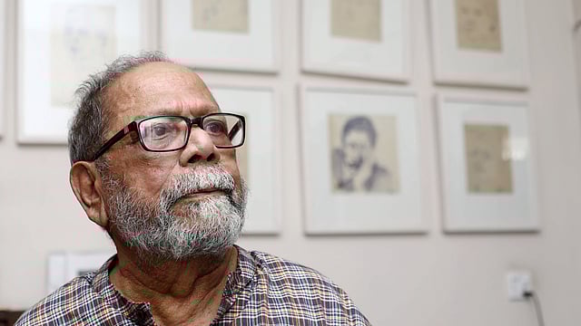 নিজের আঁকা ছবির সামনে দাঁড়িয়ে। ২০১৮ সালের আগস্টে তোলা ছবি।