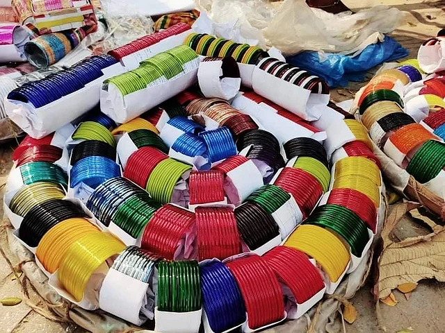 এখনো কাচের চুড়ি একই রকমভাবে বিক্রি হয়