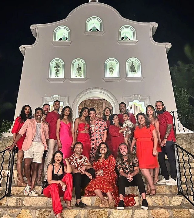 জন্মদিনের রাতে এক ফ্রেমে বন্দী সবাই। ইনস্টাতে ছবি দিয়ে প্রিয়াঙ্কা লিখেছেন, ‘একটি মেয়ে ও তার বার্থডে স্কোয়াড।’ ওই অনুষ্ঠানে তিনি পরেন লাল অফশোল্ডার কাটআউট গাউন