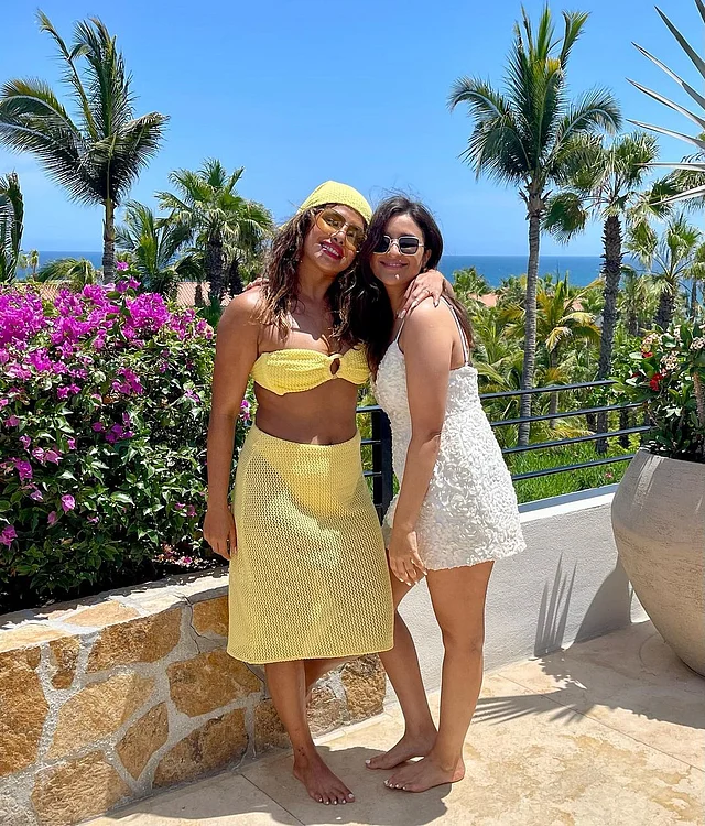 জন্মদিনের প্রথম দিনে ক্যামেরাবন্দী দুই অভিনেত্রী। বার্থডে গার্ল তাঁর ‘বিচ লুক’-এর জন্য পরেছিলেন হলুদ বিকিনি আর ম্যাশ স্কার্ট। মাথায় বেঁধেছিলেন একই ফেব্রিকের ব্যান্ডানা। আর পরিণীতাকে দেখা যাচ্ছে সাদা মিনি গাউনে