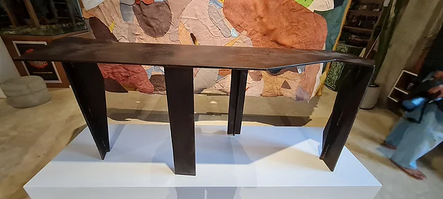 ভাস্কর তেজস হালদার জশের নকশায় তৈরি টেবিল যেন একটি ভাষ্কর্য