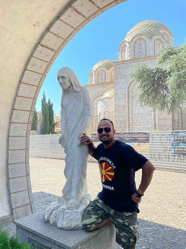 মিউজিয়ামে মাদারের মূর্তির পাশে লেখক