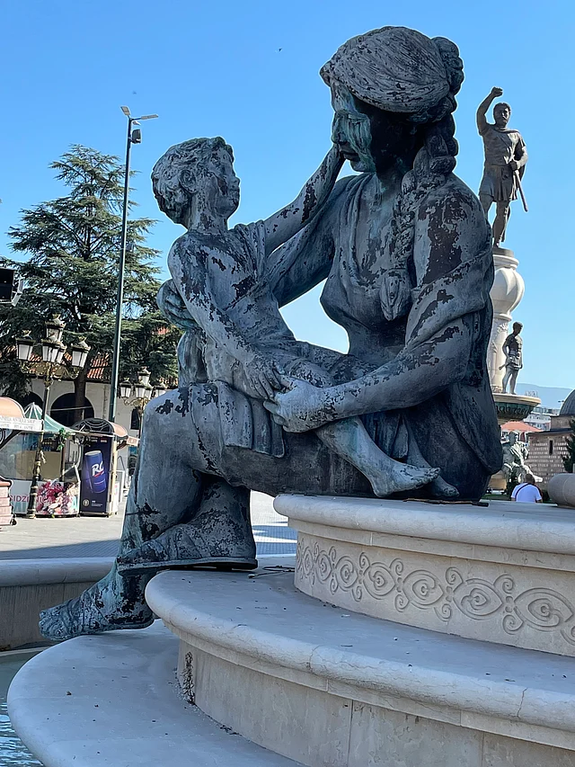 মা অলিম্পিয়াসের সঙ্গে শিশু আলেকজান্ডার