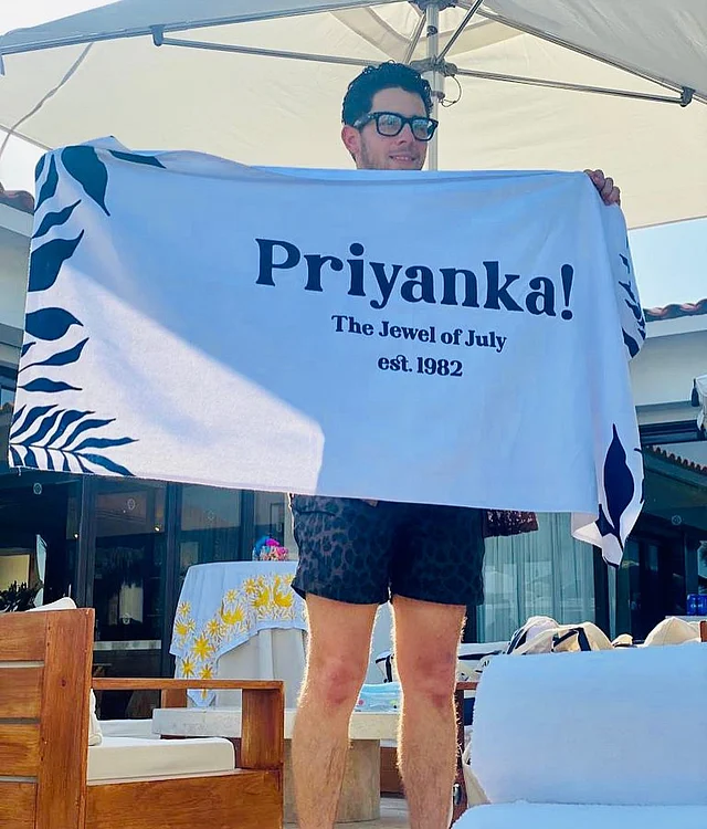 জন্মদিনে স্ত্রীকে সারপ্রাইজ গিফট দেবে না, তা কি হয়! এবারের জন্মদিনে নিক দিয়েছেন একটি সাদা তোয়ালে। সেখানে বড় বড় অক্ষরে লেখা—‘প্রিয়াঙ্কা: দ্য জুয়েল অব জুলাই।’ জুলাইয়ের জহরত