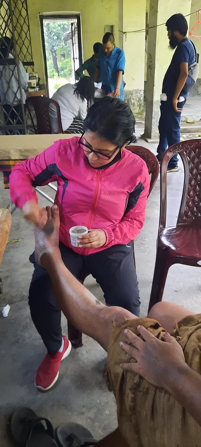 কোকো পাউডার দিয়ে হাত ও পায়ের ময়লা নখের লুক আনা হয়