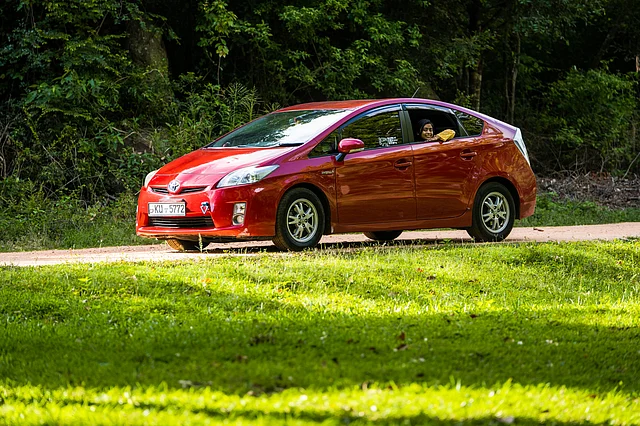 আমাদের ৮ দিনের সফরসঙ্গী ছিলেন দিলশান ও তাঁর এই লাল গাড়ি