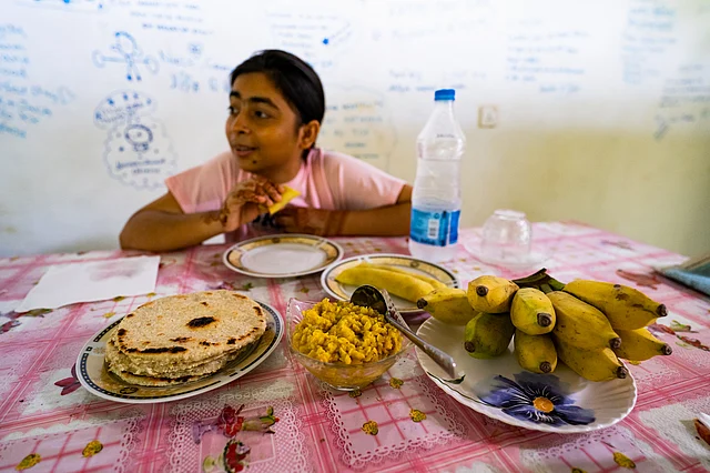 পল রুটি, ডাল ভুনা, পাটিসাপটা পিঠা আর কলায় সকালের নাস্তা