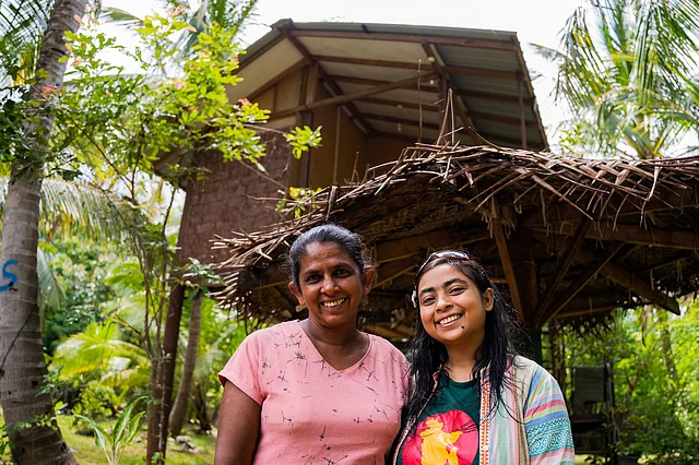 সিগিরিয়ার হোমস্টের সামনে গৃহকত্রীর সঙ্গে শিখা