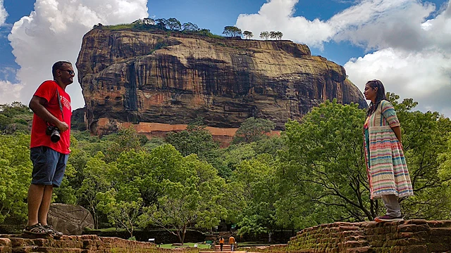 সিগিরিয়া লাওন রকের সামনে সাফাত ও শিখা