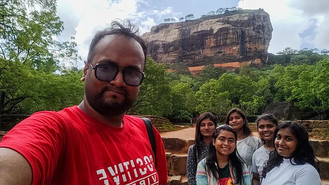 সিগিরিয়ায় শ্রীলঙ্কান কলেজছাত্রীদের সঙ্গে
