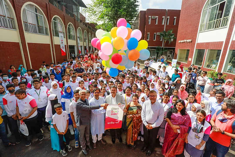 শিক্ষার্থী ও অতিথিদের বেলুন উড়িয়ে জাতীয় বিজ্ঞান উৎসবের উদ্বোধন