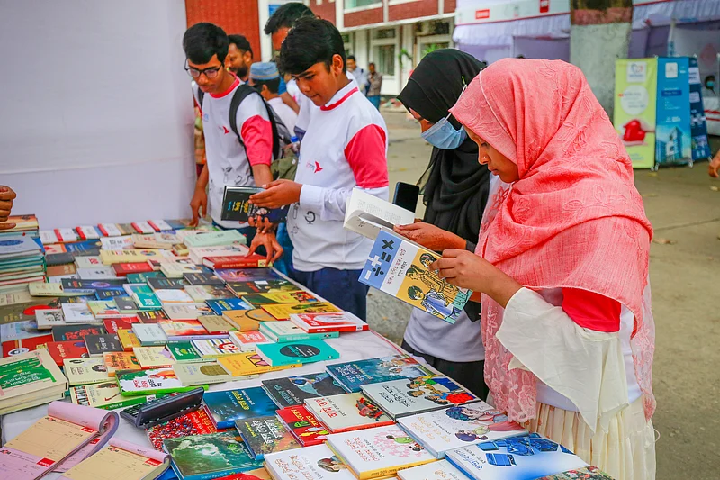এক শিক্ষার্থী ডুবে গেছে বইয়ের মাঝে