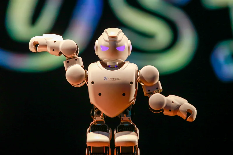 মঞ্চ মাতাচ্ছে রোবট