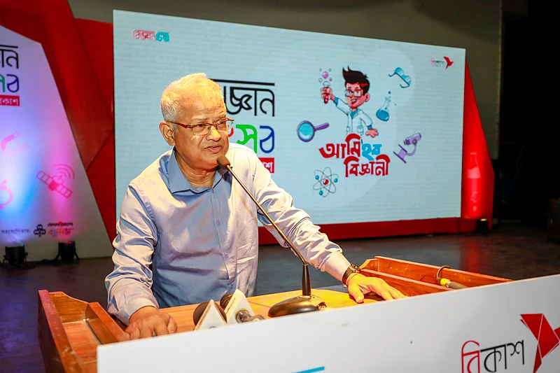 শিক্ষার্থীদের উদ্দেশে বক্তব্য রাখছেন রম্যলেখক ও কার্টুনিস্ট আহসান হাবীব