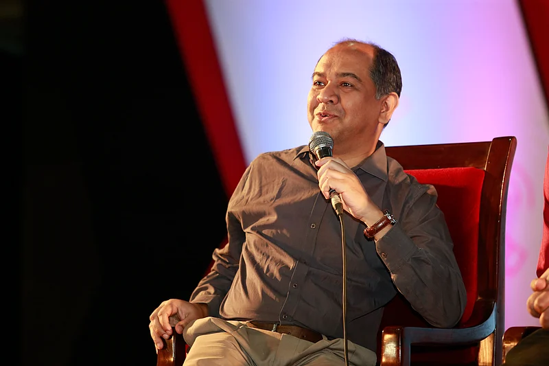 প্রশ্নোত্তর পর্বে ইনডিপেনডেন্ট ইউনিভার্সিটি বাংলাদেশের পদার্থবিজ্ঞান বিভাগের অধ্যাপক আরশাদ মোমেন