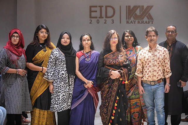 দুই উদ্যোক্তা শাহনাজ খান (ডান থেকে চতুর্থ) ও খালিদ মাহমুদ খানের (সর্বডানে) সঙ্গে ডিজাইনাররা