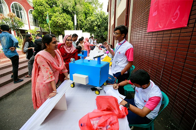 দর্শকদের সঙ্গে নিজের প্রজেক্ট নিয়ে আলোচনা করছে একদল খুদে বিজ্ঞানী