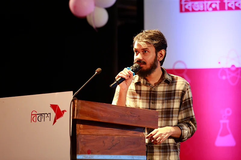 প্রশ্নোত্তর পর্ব সঞ্চালনা করছে বিজ্ঞানচিন্তার একাডেমিক দলের সদস্য শিবলী বিন সারওয়ার