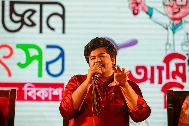 প্রশ্নোত্তর পর্বে বঙ্গবন্ধু শেখ মুজিবুর রহমান মেডিক্যাল বিশ্ববিদ্যালয়ের সহযোগী অধ্যাপক সৌমিত্র চক্রবর্তী