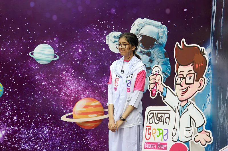 ফটোবুথে ছবি তুলছে এক শিক্ষার্থী