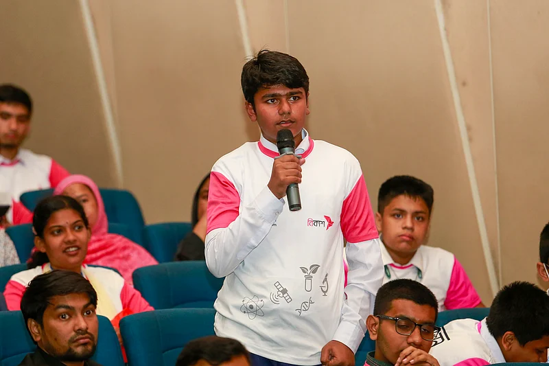 আরেক শিক্ষার্থী মাইকে প্রশ্ন করছে
